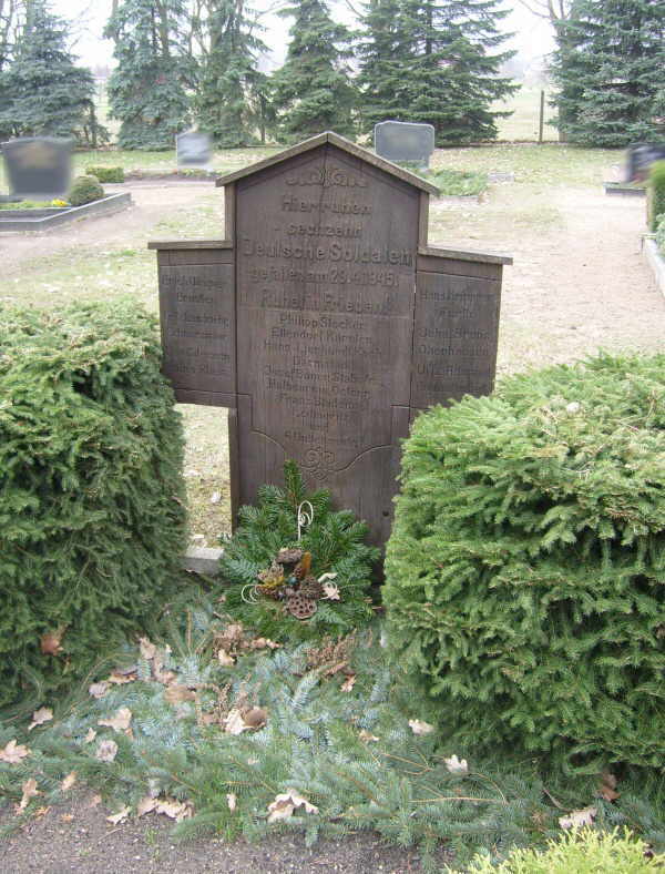 Kriegerdenkmal (1945) in Zabelsdorf, auf dem Friedhof, Foto: Klaus Euhausen (Hennigsdorf)
