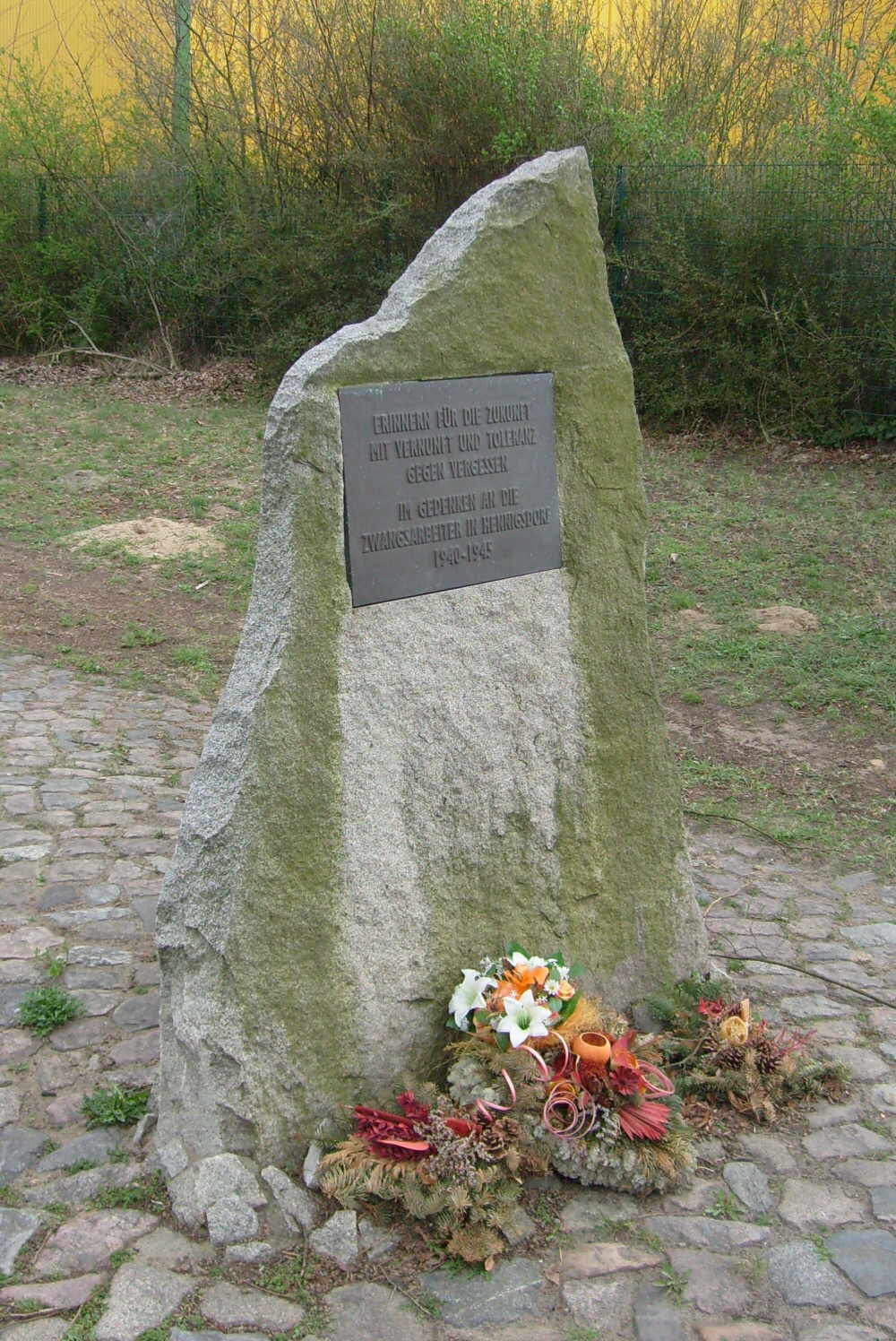 Denkmal zur Erinnerung an Zwangsarbeit in Hennigsdorf. Foto: Klaus Euhausen. Hennigsdorf. 2011.