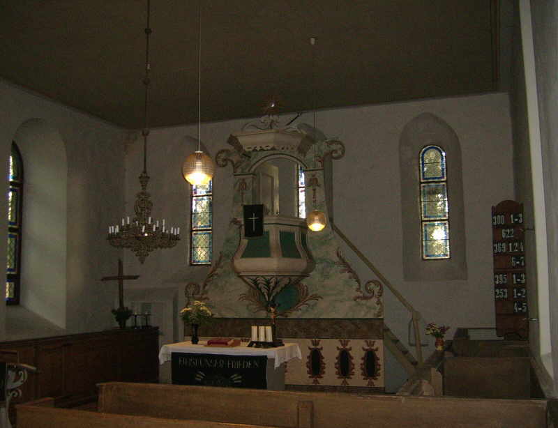 Die Kirche von Innen, Kanzel und Altar. Foto: Klaus Euhausen, Hennigsdorf, 2012.