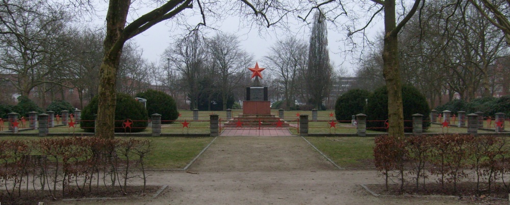 Sowjetische Grab- und Denkmalanlage (Ehrenmal). Foto: Klaus Euhausen. Hennigsdorf. 2011.